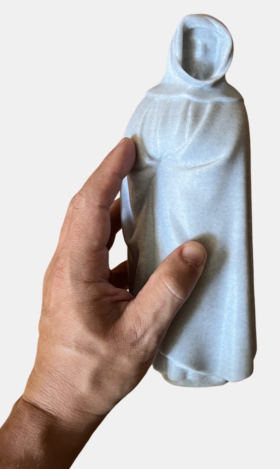 Réplique d'un pleurant en pierre, imprimée en 3D et tenue dans une main, drapé et capuche bien perceptibles